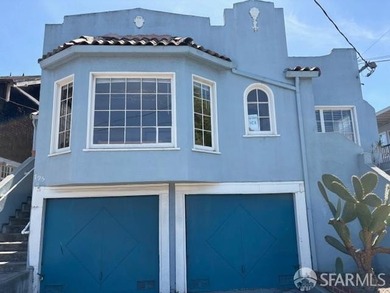 Savvy investors, take note! This well-located duplex in - photo 1