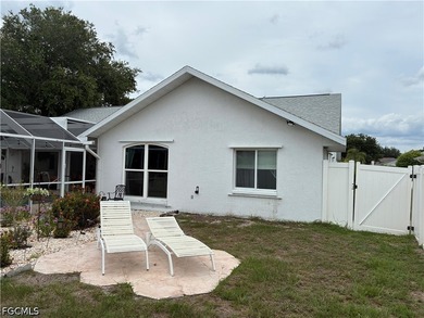 Beautiful Pool home with 3 bedrooms and 2 1/2 baths. White vinyl - photo 4