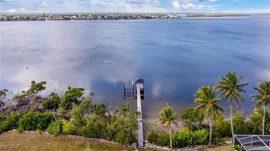 Stunning waterfront estate set on 2.24 acres in the heart of - photo 7