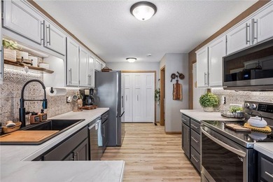 Picture-perfect, updated end-unit townhome with new luxury vinyl - photo 12