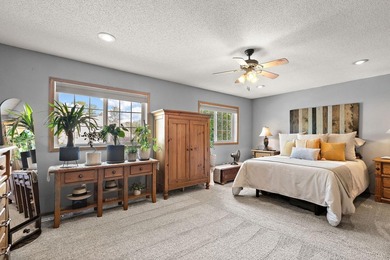 Picture-perfect, updated end-unit townhome with new luxury vinyl - photo 14