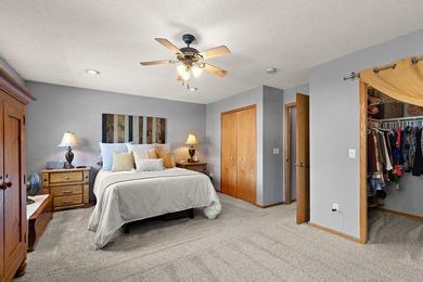 Picture-perfect, updated end-unit townhome with new luxury vinyl - photo 16