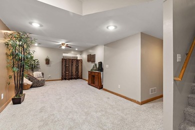 Picture-perfect, updated end-unit townhome with new luxury vinyl - photo 23