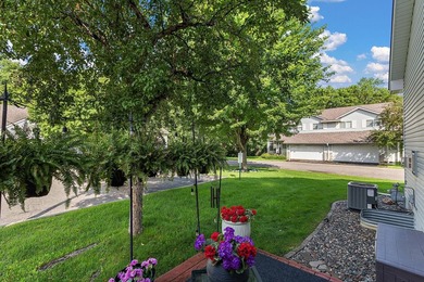 Picture-perfect, updated end-unit townhome with new luxury vinyl - photo 33
