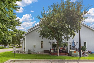Picture-perfect, updated end-unit townhome with new luxury vinyl - photo 34