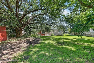 Welcome to Bayou View! This beautifully updated 3-bedroom - photo 16