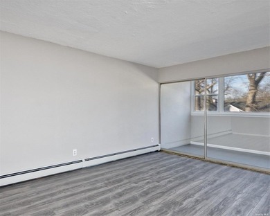 Beautifully updated co-op style apartment with fantastic - photo 4