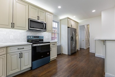 Welcome to this beautifully maintained 3-bedroom, 3-bath - photo 8