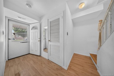 South facing all brick attached Colonial in Bayside offers a - photo 2