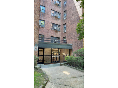 This spacious bright one bedroom one bathroom corner Co-op unit - photo 1