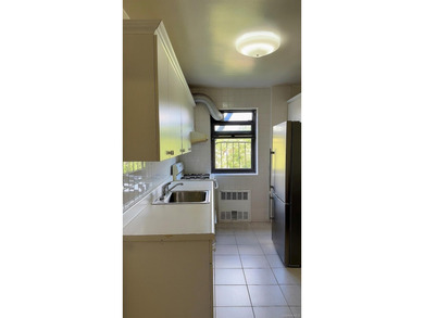 This spacious bright one bedroom one bathroom corner Co-op unit - photo 7