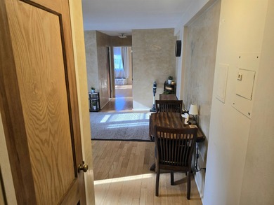 Charming 1BD apartment on the 3rd floor features Venetian stucco