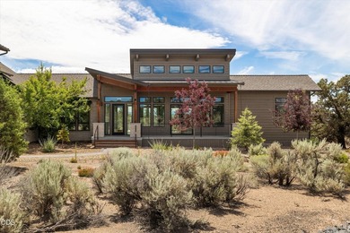 Stunning Northwest Modern masterpiece on a prime corner lot! - photo 1