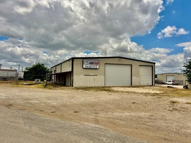 6000 F2 free-span, metal, insulated warehouse with 4 - 12' - photo 1