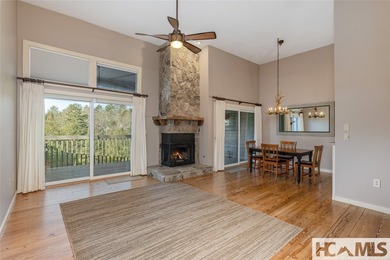 Located in the heart of Burlingame, this villa offers a - photo 12