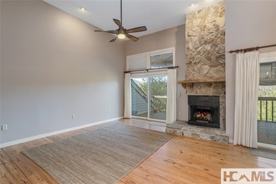 Located in the heart of Burlingame, this villa offers a - photo 13