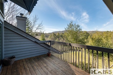 Located in the heart of Burlingame, this villa offers a - photo 19
