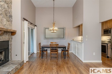 Located in the heart of Burlingame, this villa offers a - photo 23