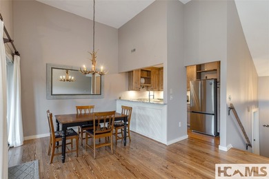 Located in the heart of Burlingame, this villa offers a - photo 24