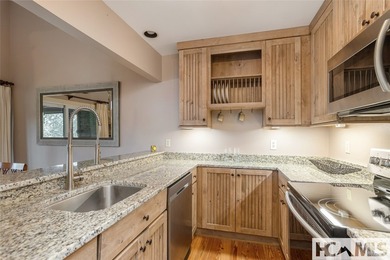 Located in the heart of Burlingame, this villa offers a - photo 28