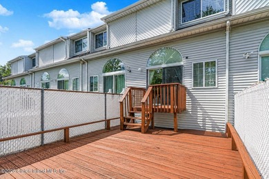 Welcome to 33 Linda Lane, a beautifully maintained multi-level - photo 28