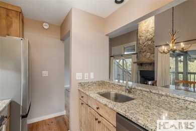 Located in the heart of Burlingame, this villa offers a - photo 32