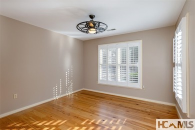 Located in the heart of Burlingame, this villa offers a - photo 33