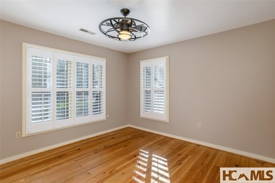 Located in the heart of Burlingame, this villa offers a - photo 34