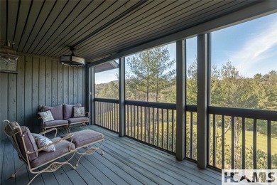 Located in the heart of Burlingame, this villa offers a - photo 44