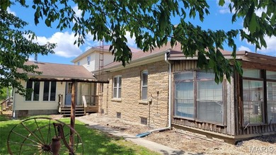 (private lake, pond, creek) Home For Sale in Hillsboro Illinois
