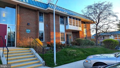 BEST VALUE CO-OP IN MONTGOMERY MUTUAL!  Move-in ready. Freshly - photo 1