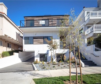 Newer Detached CONTEMPORARY STYLE OCEAN VIEW Town Home! - photo 2