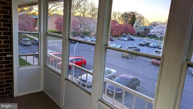 BEST VALUE CO-OP IN MONTGOMERY MUTUAL!  Move-in ready. Freshly - photo 3