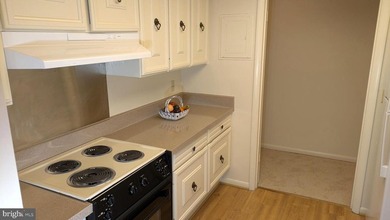 BEST VALUE CO-OP IN MONTGOMERY MUTUAL!  Move-in ready. Freshly - photo 4