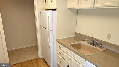 BEST VALUE CO-OP IN MONTGOMERY MUTUAL!  Move-in ready. Freshly - photo 5