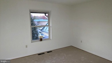 BEST VALUE CO-OP IN MONTGOMERY MUTUAL!  Move-in ready. Freshly - photo 8