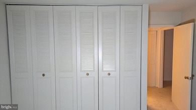 BEST VALUE CO-OP IN MONTGOMERY MUTUAL!  Move-in ready. Freshly - photo 10