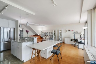 Corner end unit! Spacious two-bedroom, two-bathroom residence in - photo 5