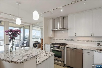 Corner end unit! Spacious two-bedroom, two-bathroom residence in - photo 6