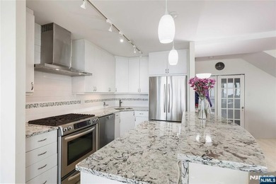 Corner end unit! Spacious two-bedroom, two-bathroom residence in - photo 7