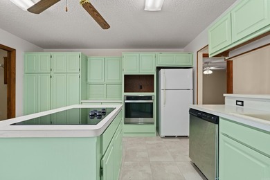 Welcome to your dream retreat, a single-level 3-bedroom, 2 - photo 10