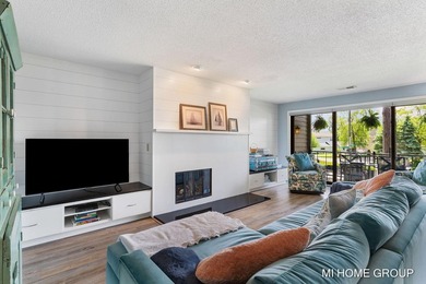 Freshly updated 2 bedroom, 2 bathroom second floor condo in - photo 3