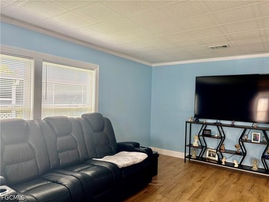 Beautifully updated 2-bedroom, 2-bath manufactured home in - photo 7