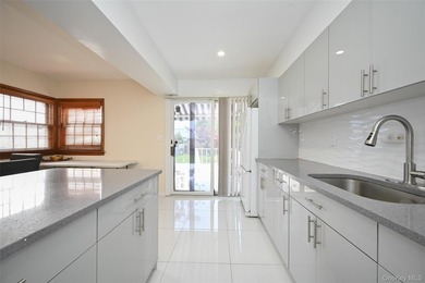 Welcome to this beautifully updated semi-detached single-family - photo 8