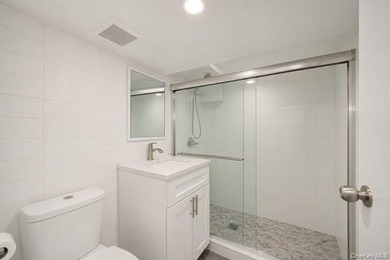 Welcome to this beautifully updated semi-detached single-family - photo 9