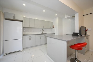 Welcome to this beautifully updated semi-detached single-family - photo 10