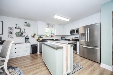 Beautiful two-story home offering 3 bedrooms, 2.5 bathrooms and - photo 16