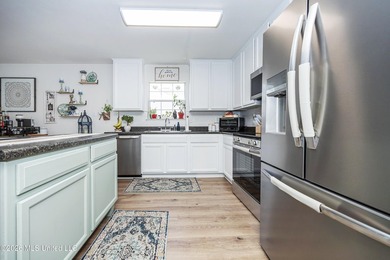 Beautiful two-story home offering 3 bedrooms, 2.5 bathrooms and - photo 18