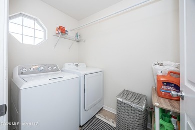 Beautiful two-story home offering 3 bedrooms, 2.5 bathrooms and - photo 22