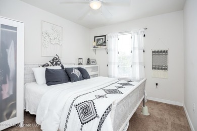 Beautiful two-story home offering 3 bedrooms, 2.5 bathrooms and - photo 28